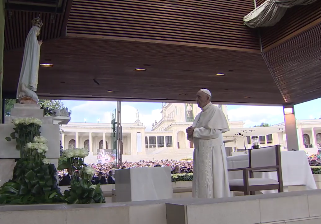 Papa_Francisco_reza_na_Capelinha_das_Aparições_(12_de_Maio_de_2017) Papa_Francisco_reza_na_Capelinha_das_Aparições_(12_de_Maio_de_2017)