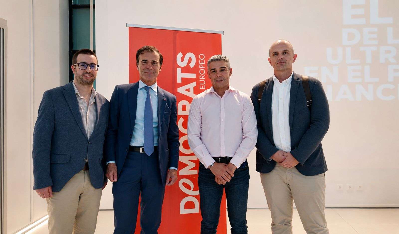 PDE 04072026 Da esquerda para a direita, João Ribeiro (JPP), Sandro Gozi (secretário-geral do Partido Democrático Europeu ), Alejandro Narvay, (secretário regional da agricultura de Canárias) e Leonardo Reis (JPP)